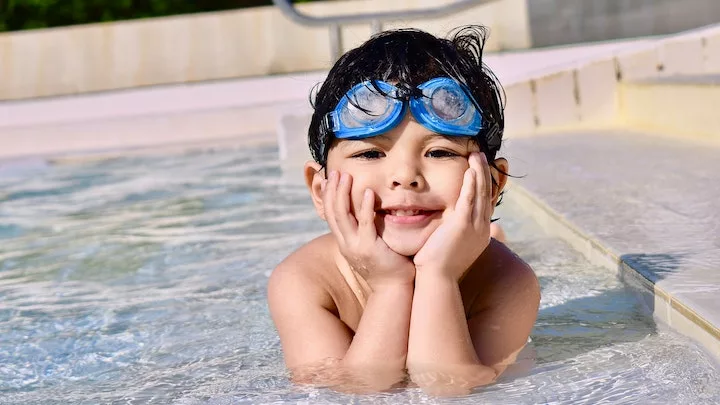 À quel âge un enfant peut apprendre à nager?